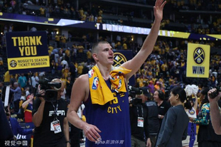 邮报：埃德森在土超遭水杯“轰炸”，欲将水杯踢回看台表不满