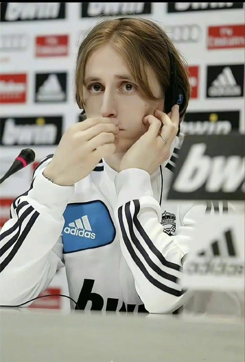 加拉塔萨雷客场3-0大胜阿贾克斯，奥斯梅恩帽子戏法