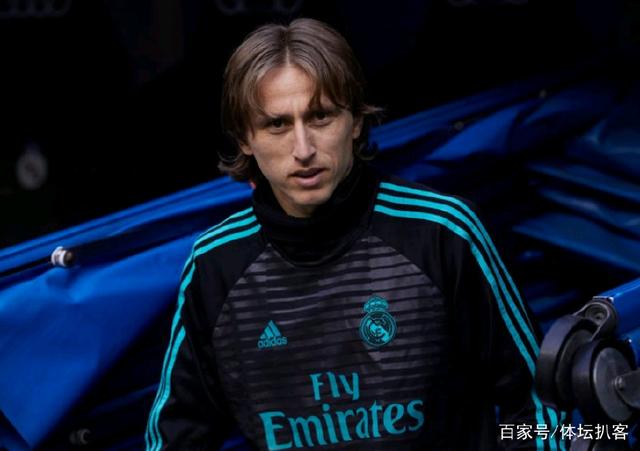 前锋远射破门，全场欢呼