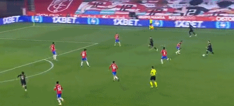 劳塔罗进球后比出A字，把进球献给受伤的前队友阿什拉夫